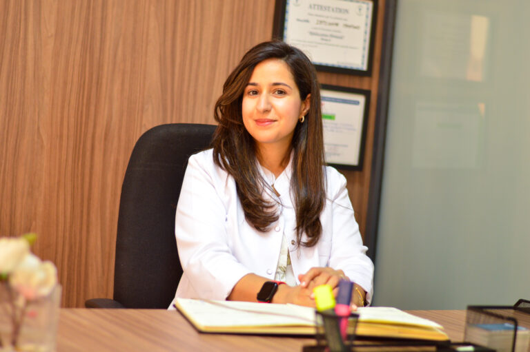 Kanza Izarane kinésithérapeute spécialisée en rééducation périnéale et post-partum à Marrakech
